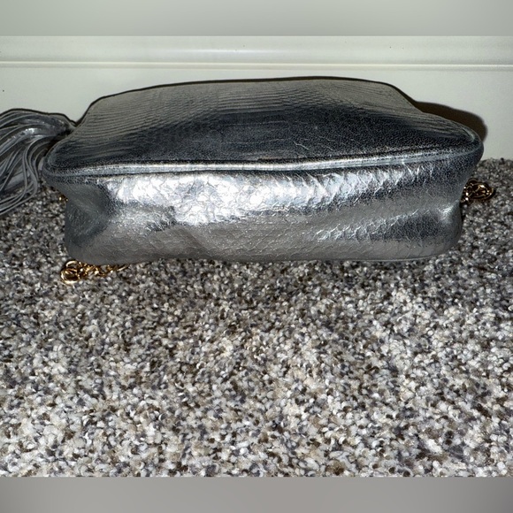 Victoria secret metallic crossbody bag with gold chain - Picture 2 of 9